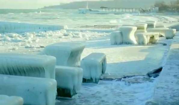 Замерзшее одесское побережье