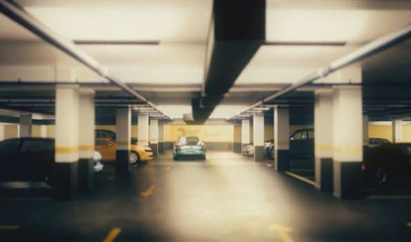 автомобили в подземном паркинге
