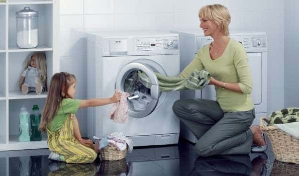женщина с ребенком стирают белье