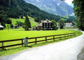 дом в горах Швецарии